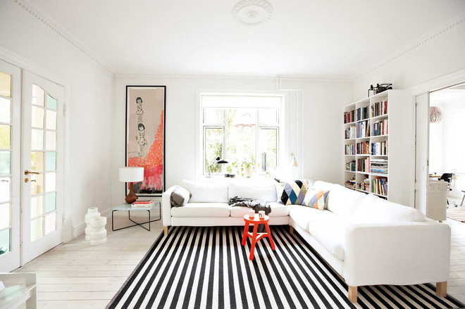 Chỉ với một tấm thảm kẻ sọc đen trắng, phòng khách sẽ vô cùng kỳ diệu thế này