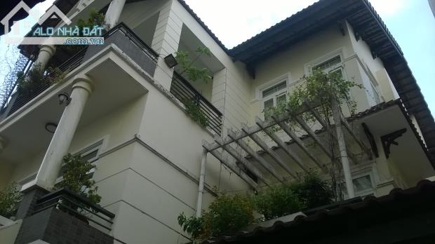 Cho thuê villa biệt thự mặt tiền nội bộ Nguyễn Văn Nguyễn, Quận 1: 10m x 18m, 2lầu, garage