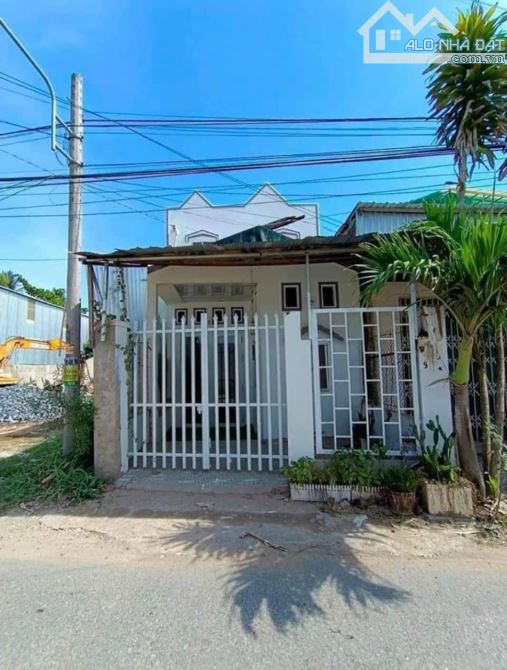 Hàng ngộp bán gấp căn nhà gần vòng xoay Gò Dầu,Tây Ninh,Sổ hồng riêng 630triệu
