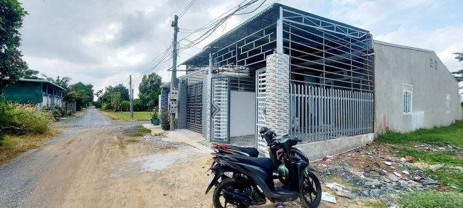Nhà mới xây 100m2, KCN Phước Đông, Gò Dầu, SHR, Giá 700tr.