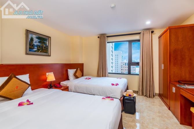 Cho thuê khách sạn mới 2 mặt tiền gần Phạm Văn Đồng, 50 phòng giá 180 triệu
