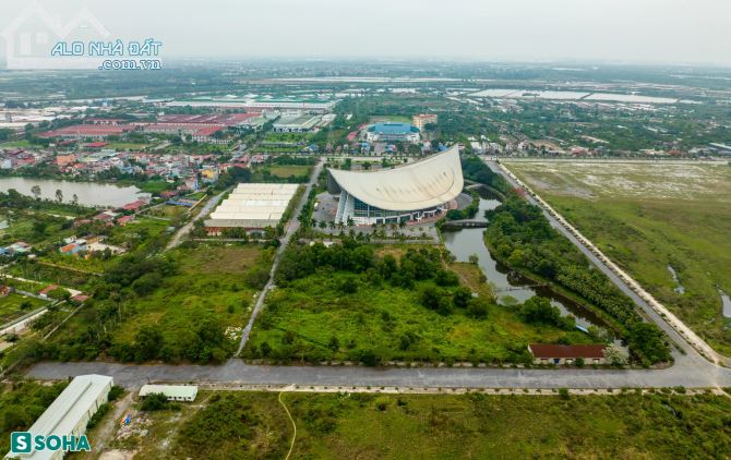 Bán đất 9000m2 gần mặt đường Phạm Văn Đồng có sẵn nhà xưởng, giá bán hấp dẫn 17 tỷ.