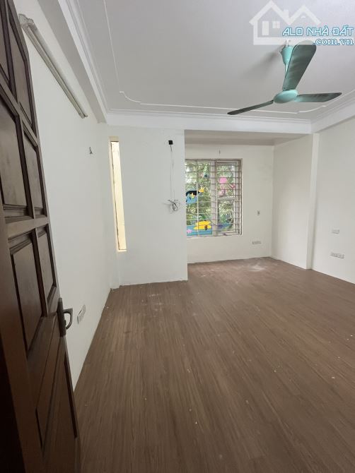 Cho thuê liền kề Văn Phú, 70 m2 x 4 tầng, nhà sơn sửa lại sạch sẽ, phù hợp vp thuê - 1
