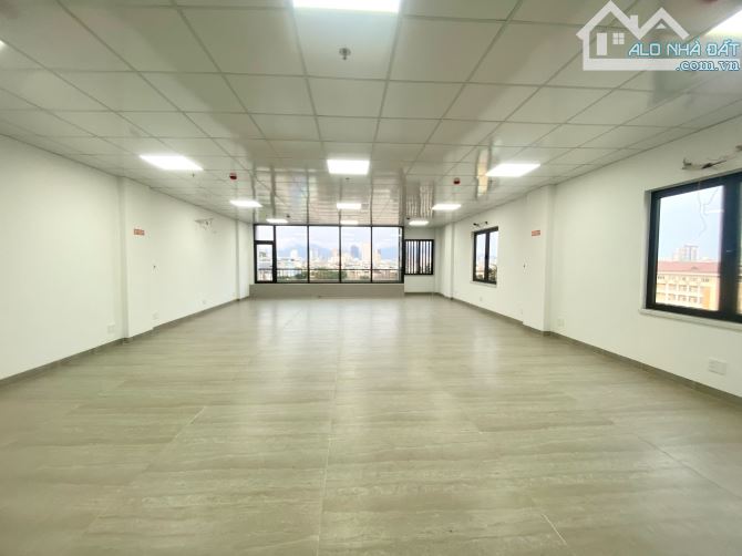 Cho thuê tòa văn phòng 6,5 tầng mới xây mặt tiền đường lớn gần Nguyên Hữu Thọ, Quận Hải Ch