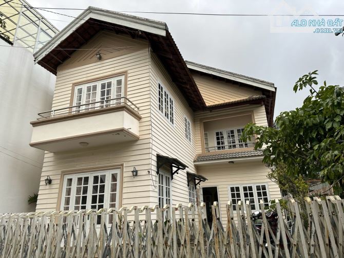 Cho thuê nguyên căn Villa Nguyễn Trãi 6 phòng ngủ sân rộng giá chỉ 15 triệu
