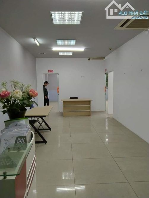Cho thuê văn phòng đẹp và thoáng mát 35m2 giá chỉ có 9.5 triệu/th tại phố Chùa Láng,HN - 1