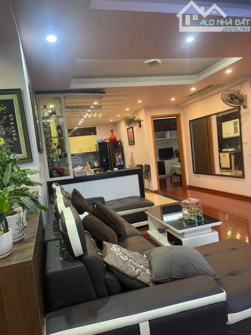 chủ cần bán căn hộ chung cư NO7 B1 KDTM Dịch Vọng, Thành Thái, 148m, giá 7 tỷ: