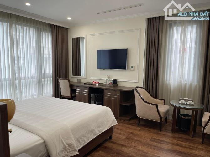 bán khách sạn mặt phố Thành Thái, Lô Góc, khách sạn 5 Sao, 11 tầng, có bể bơi Vô Cực, giá - 1