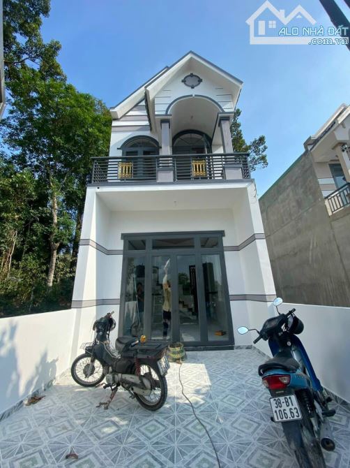 Nhà lầu mới xây sổ hồng riêng thổ cư 100% giá ngộp gần chợ Thạnh Phú