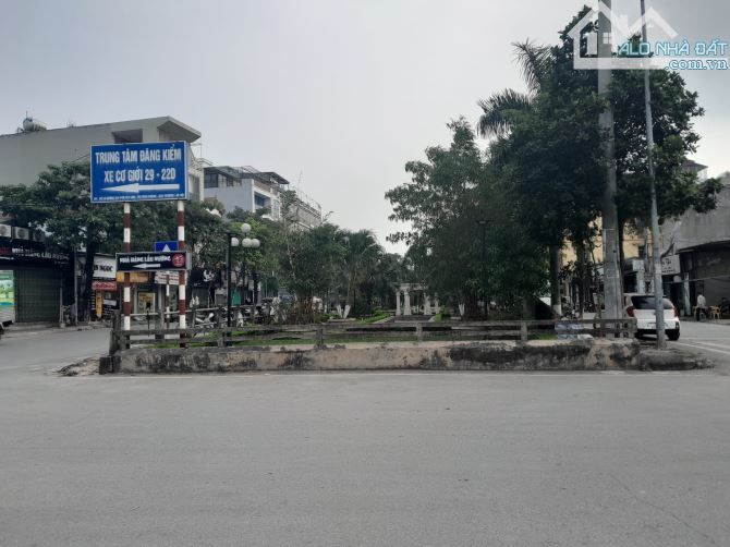 Bán nhà phố Thị Trấn Phùng, Đan Phượng, 600m2, Đường Thông, Oto,Biệt Thự 3 Tầng Mái Thái - 2