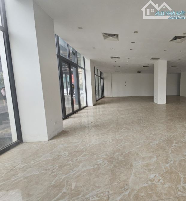 Cho thuê mặt phố Trần Cung 135m2 x 6,5 tầng làm phòng khám, trung tâm tiếng du học