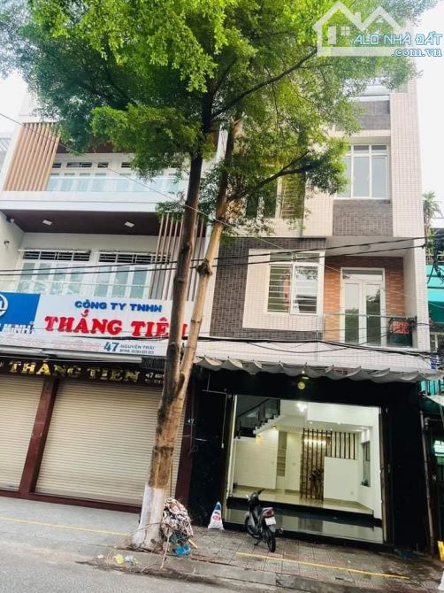Nhà 4 tầng mặt tiền trung tâm Hải Châu kinh doanh sầm uất