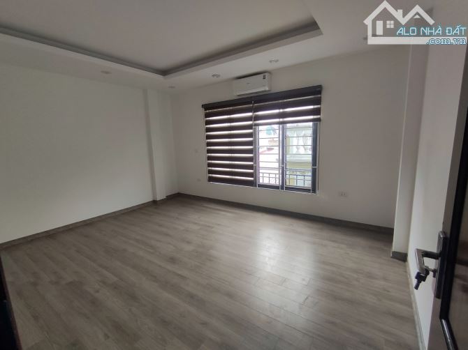 Cho thuê nhà 6 tầng,nhà mới ,có thang máy, diện tích 42m2,ngõ cách mặt đường Kim Giang 20m