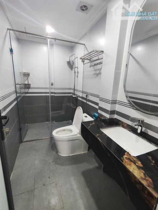 Cho thuê nhà 6 tầng,nhà mới ,có thang máy, diện tích 42m2,ngõ cách mặt đường Kim Giang 20m