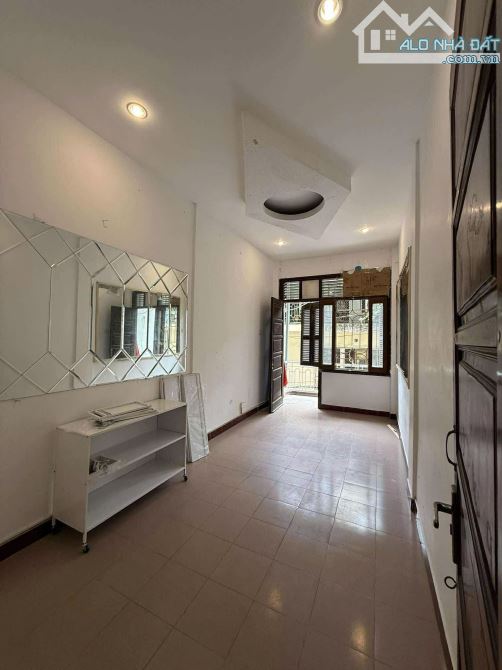 Cho thuê 3 tầng nhà ngõ 371 Kim Mã,ngõ to rộng,oto tải vào được tiện làm văn phòng, Spa...