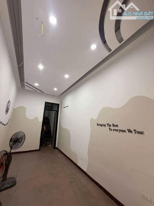 Cho thuê 3 tầng nhà ngõ 371 Kim Mã,ngõ to rộng,oto tải vào được tiện làm văn phòng, Spa...
