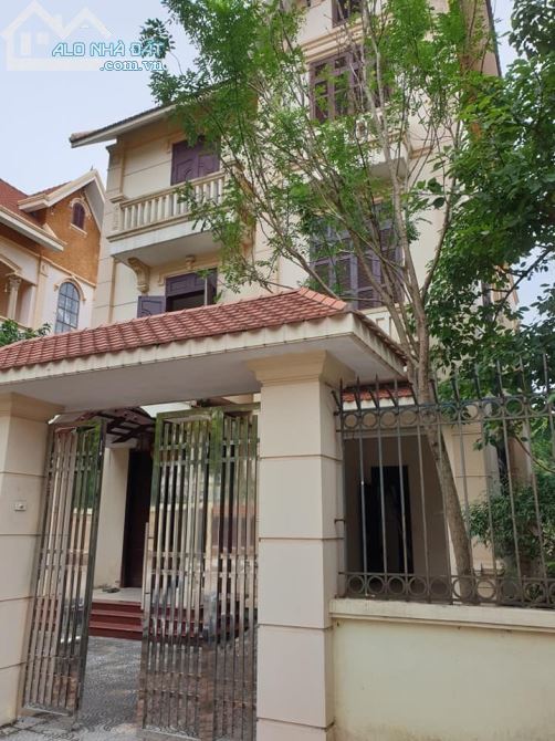 Cho thuê biệt thự 300m2 giá rẻ như cho mượn.