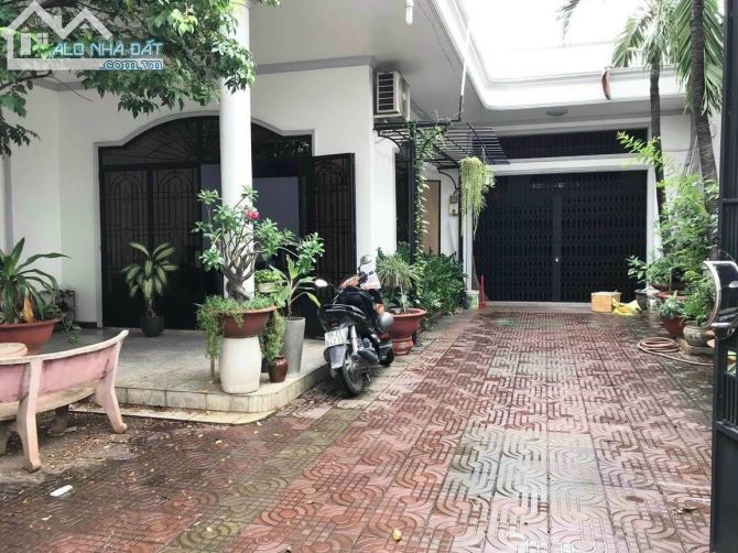 Cho Thuê Nhà Nguyễn Minh Hoàng, P12, Q.Tân Bình, 8x20m, 2 lầu, sân vườn