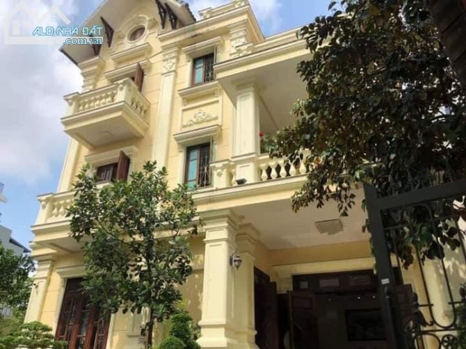 Cho Thuê Biệt Thự Lê Văn Sỹ, P.14, Q.Phú Nhuận, DT: 10x30m, 3 lầu sân vườn