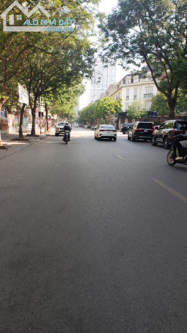 Cho thuê (Biệt Thự) lô góc,Trung Yên 11,Trung Hòa Dt 200m,3 tầng nổi,1hầm,Giá 50tr/th.