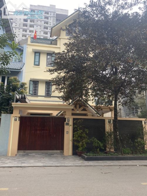 Cho thuê nhà LK Làng Việt Kiều Châu Âu Euroland dt 100m,5t, mt 6m, nhà đẹp mới sơn sửa