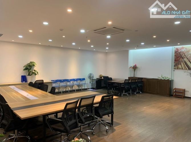 Cho thuê văn phòng chuyên nghiệp phố Duy Tân ngay gần công viên Cầu Giấy 120m2 giá thuê 27