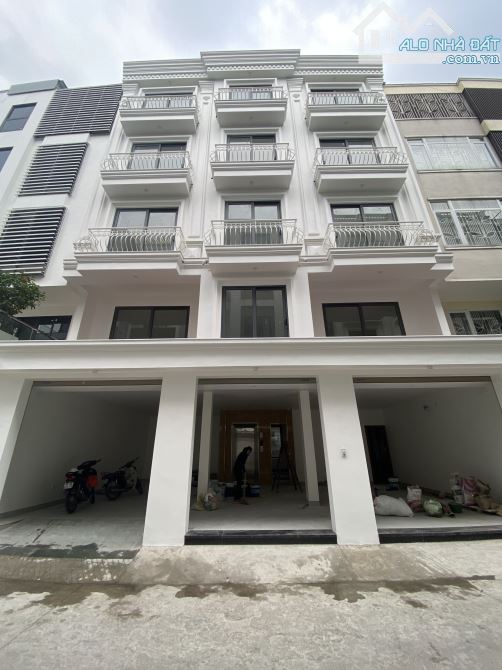 Cho thuê nhà Nguyễn Văn Lộc, nhà mới 100%, Dt 100m2, mt 12m, thông sàn, thang máy