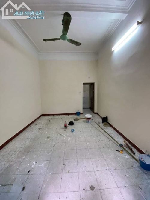 Nhà riêng ngõ phố Yên Lạc Kim Ngưu DT 55m2x3T ô tô tải đỗ cửa, giá 11tr