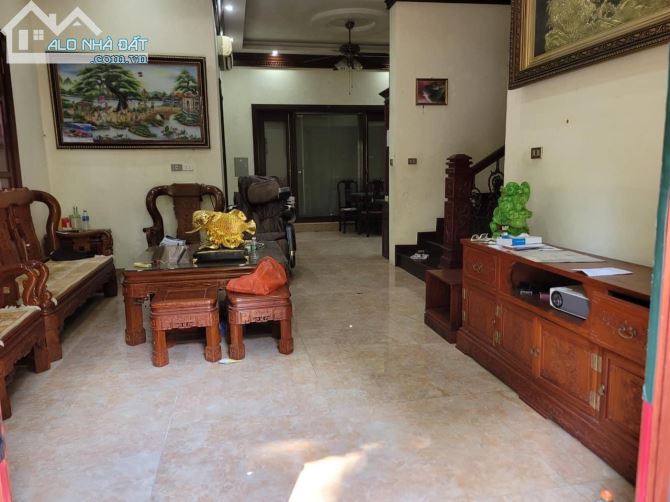 Cho thuê biệt thự lô góc Việt Hưng 250m-5ngủ giá tốt có thương lượng ở thì rất đẹp 🎊🎊