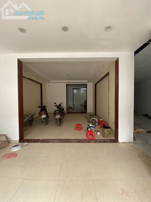Cho thuê nhà mặt phố Nguyễn Xiển, kinh doanh đỉnh cao, DT 170m2, 4 tầng, MT 10m,