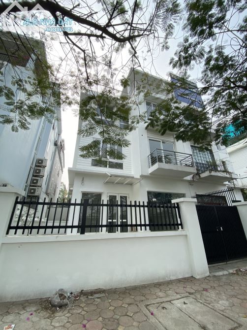 Cho thuê biệt thự Mễ Trì Thượng- NTL,Dt120m2 ,4 tầng, mt 10m,Giá 28tr/th.
