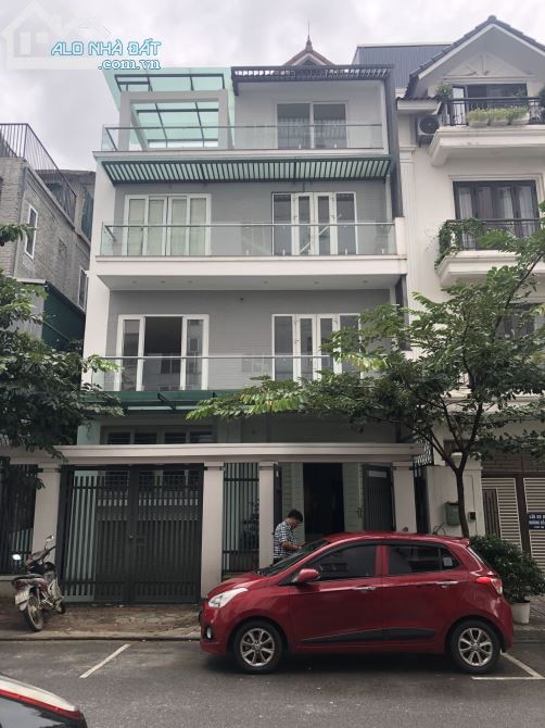 Cho thuê nhà Lê Quang Đạo, Đại Lộ Thăng Long. DT 125m2, 4 tầng, MT 7m, nhà liền kề mới tin