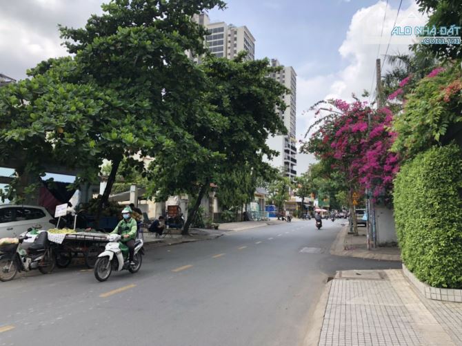 CHO THUÊ khuôn đất rộng 830 m2 mặt tiền đường Quốc Hương, Thảo Điền,Quận 2. Giá: 110 triệu