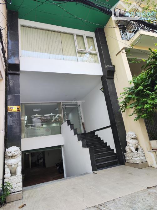 Cho thuê nhà nguyên căn DTSD 700m2 đường Cộng Hòa, P.12, Q. Tân Bình