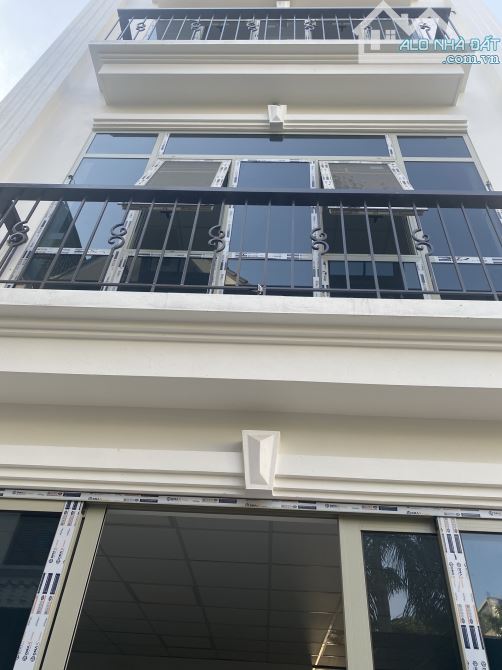 Cho thuê toà nhà ngay Royal City DT 90m2 x6 tầng thông sàn thang máy