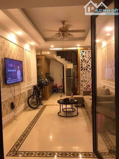 Cho thuê nhà gần chợ Thạch bàn, Long Biên,ô tô vào, giá 10 triệu