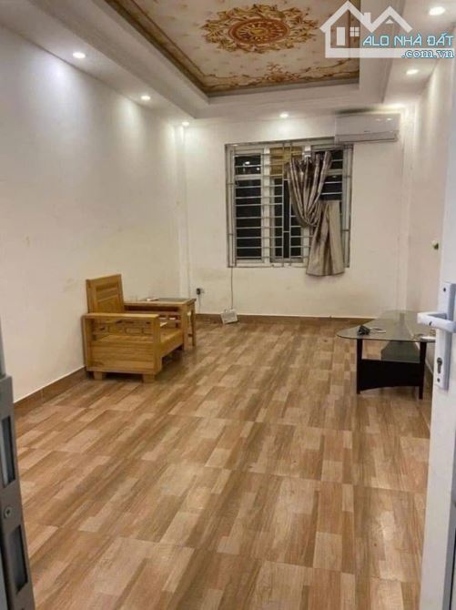Cho thuê nhà gần cấp 3 Thạch Bàn, Long Biên, 7.5 triệu,35 m
