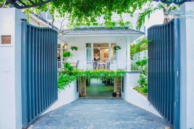 Cho thuê Villa cách biển Mỹ Khê 500m có 12 phòng + hồ bơi