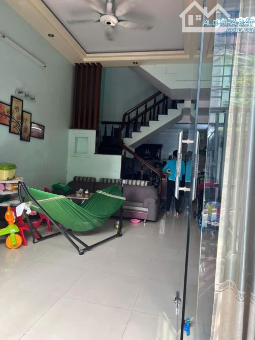 Cho thuê nhà mặt ngõ đường Thiên Lôi ô tô đỗ cửa , 10TR