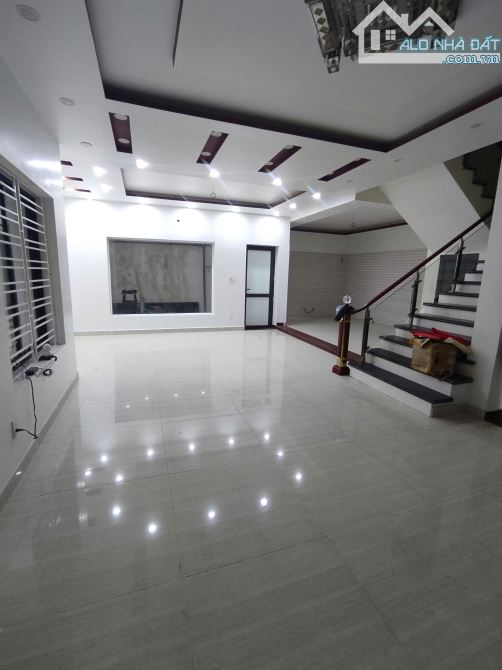 Cho thuê nhà Văn Cao- Ngô gia tự, 130m2, 3 tầng, 3 ngủ, 15 triệu