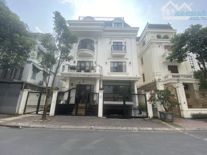Chính chủ cho thuê biệt thự Dịch Vọng, Cầu Giấy 230 mét 4 tầng + 1 hầm thang máy