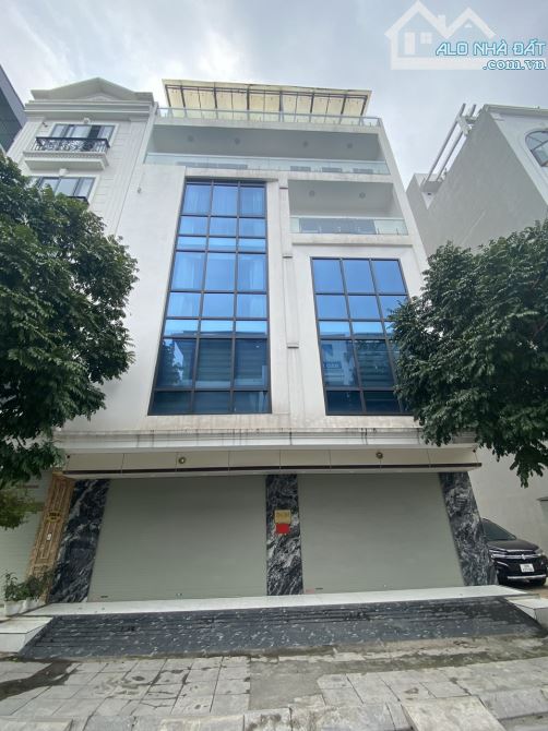Cho thuê tòa nhà Hoàng Quốc Việt, Cầu Giấy 100 mét, 6 tầng thang máy