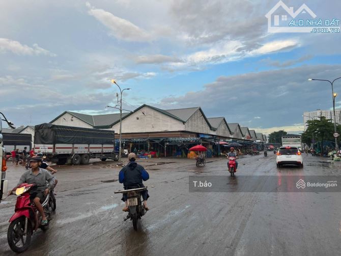 Kẹt tiền cần bán miếng đất 125m2, đối diện công viên Vĩnh Phú , nằm gần BỜ SÔNG, dân dông