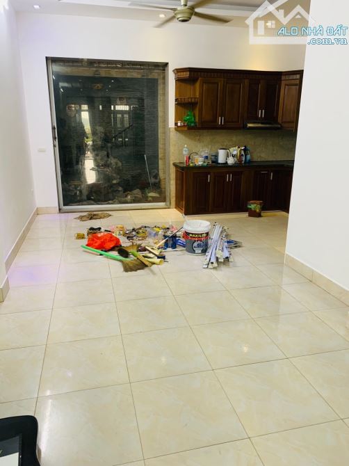 Cho thuê nhà phân lô tại KĐT Yên Hòa .DT : 85 M * 5 Tầng . MT : 5 M. nhà mới . Gía : 40 tr