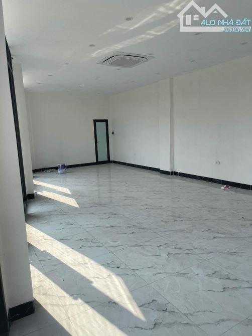 Cho thuê biệt thự Hoàng Quốc Việt 220 m2, 5 tầng mới đẹp giá 65 triệu/th