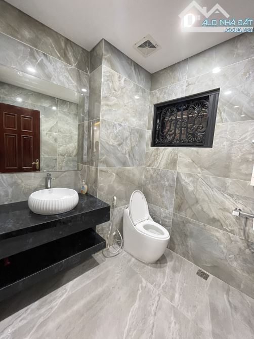 Cho thuê nhà tại Vinhome Hàm Nghi . DT : 93 M * 5 Tầng . Lô Góc .Thông sàn , thang máy
