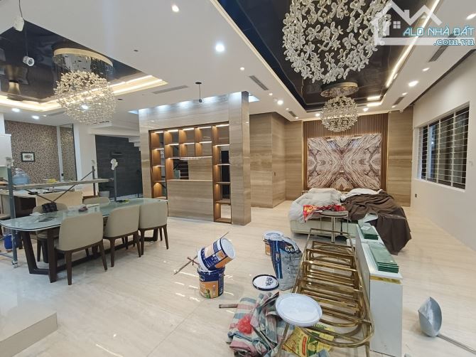 Cho thuê nhà phân lô Hoàng Quốc Việt Cầu Giấy, DT 72m2 x 5T, MT 6m thông sàn, thang máy 3