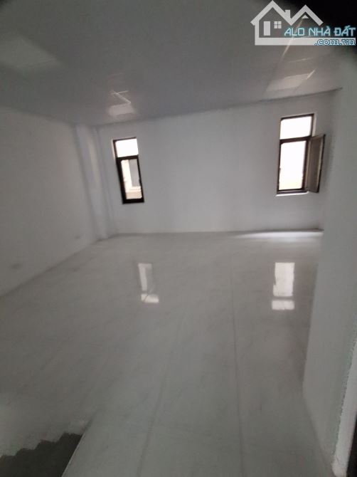 Cho thuê nhà mới Galaxy Vạn Phúc 90m2 x 5 tầng thông sàn thang máy 40 triệu