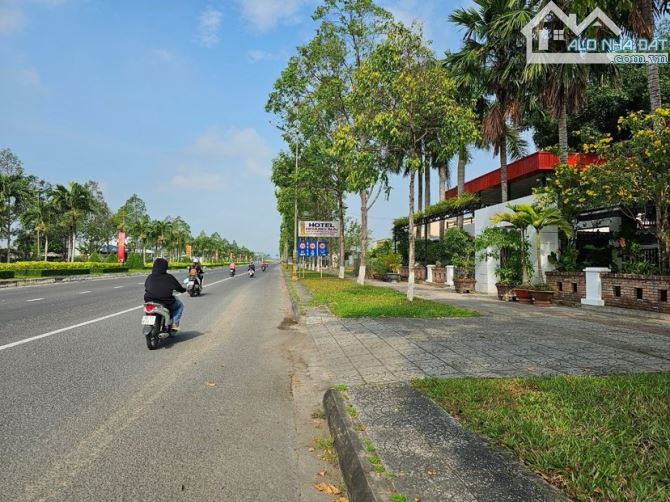 Cho thuê nhà ngang 38 m có sân rộng mặt tiền Võ Văn Kiệt