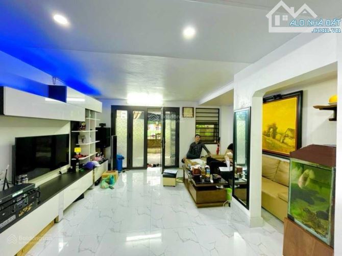 Cho thuê nhà ngõ Phạm Thận Duật dt 50m2 x 7t thông sàn, thang máy, ô tô đỗ cửa